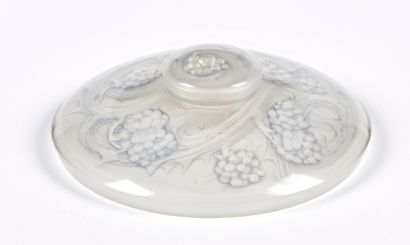 null René LALIQUE (1860-1945) 

Blackberry" inkwell. White glass print, slightly...