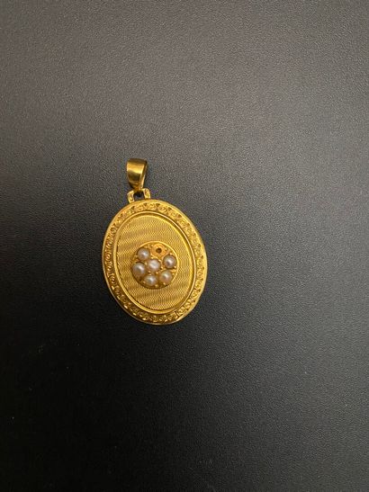 null Two pendants in yellow gold 750 thousandths, one forming medallion opening.

(Wear...