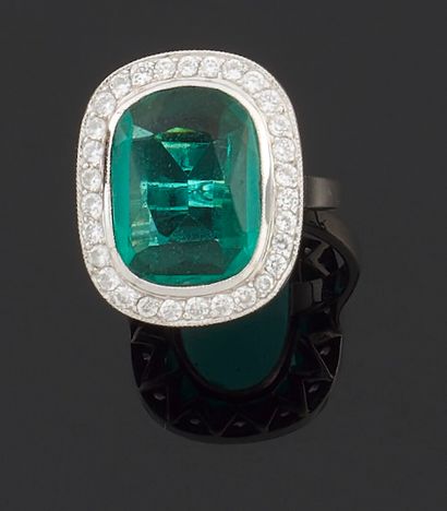 null Ring in white gold 750 thousandths decorated in the center of a stone of green...