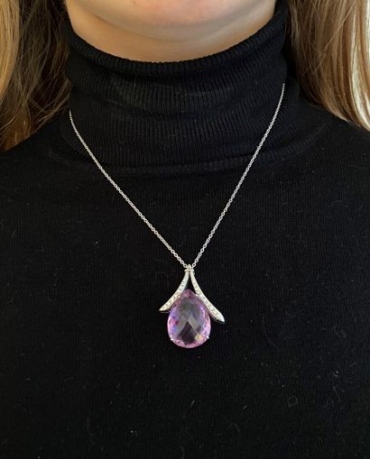 null Articulated necklace in white gold 750 thousandth holding in pendant an amethyst...