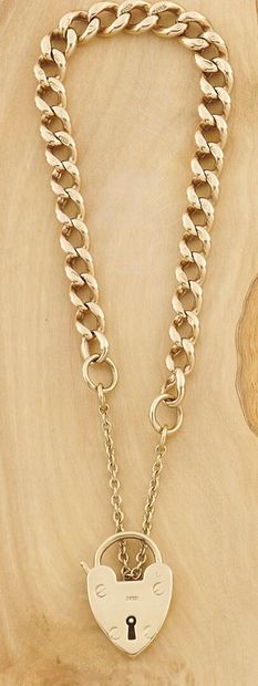 null Bracelet articulated in yellow gold 375 thousandths, the clasp decorated with...