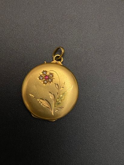  Two pendants in yellow gold 750 thousandths, one forming medallion opening. 
(Wear...