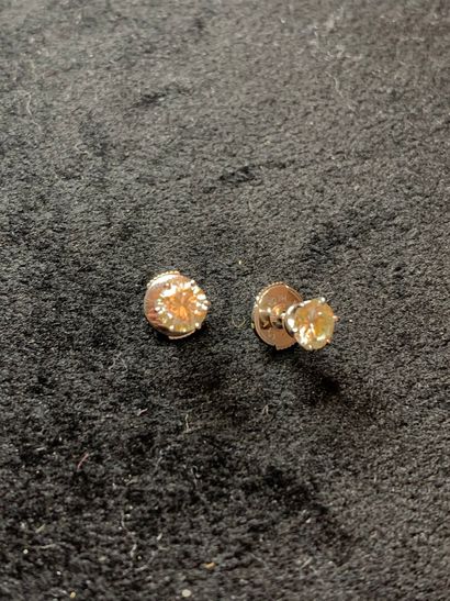null Pair of ear studs in white gold 750 thousandth, each one decorated with a round...