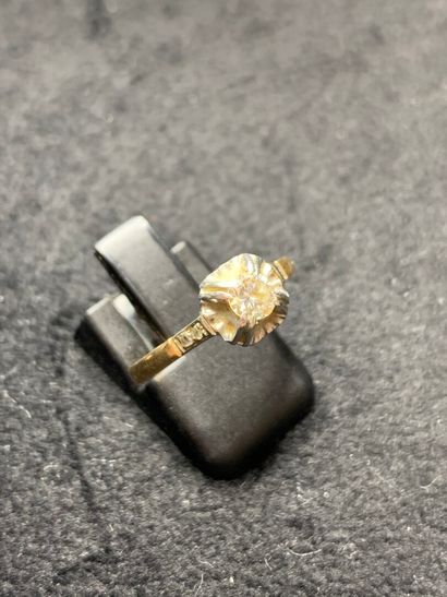 null Bague en or jaune 750 millièmes et platine 850 millièmes ornée au centre d'un...