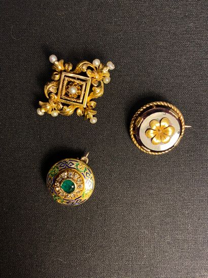 null Set of three brooches in yellow gold 750 thousandth, each one decorated with...