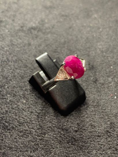 null Ring in white gold 750 thousandths decorated in the center of a ruby treated...