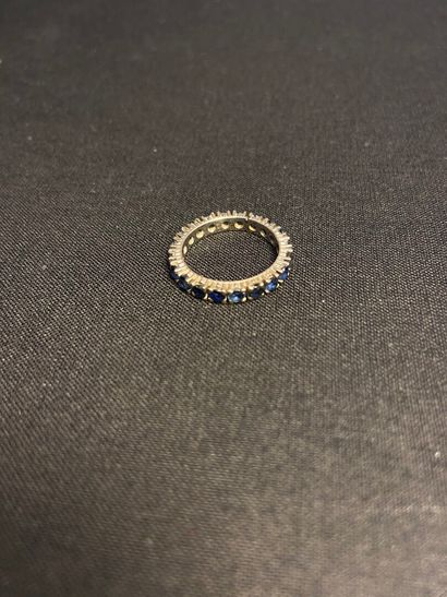 null Wedding ring in white gold 750 thousandth entirely set with sapphires of round...