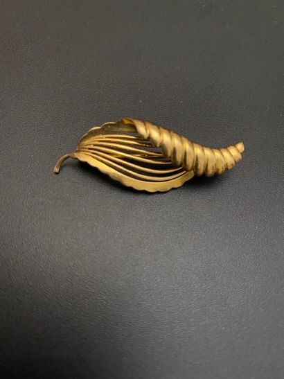 null Brooch in yellow gold 750 thousandth representing a leaf.

Height: 4,5 cm

Gross...