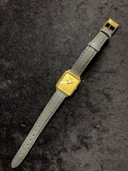 null CHOPARD

Montre bracelet de dame, la montre de forme rectangulaire en or jaune...