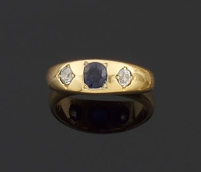 null Bague en or jaune 750 millièmes ornée au centre d'une pierre d'imitation de...