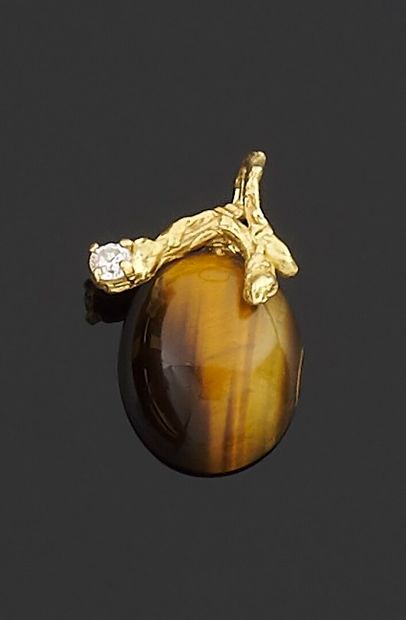 null Pendant in yellow gold 750 thousandths decorated with a round diamond of brilliant...