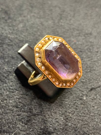 null Yellow gold ring 750 thousandths decorated in the center of an amethyst of rectangular...