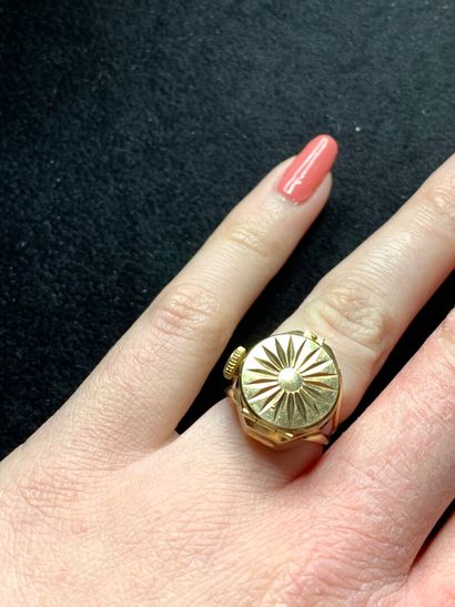 null Bague en or jaune 750 millièmes, le centre à décor de fleur dissimulant une...