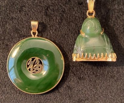  Pendentif Bouddha en jade gravé, la monture en or jaune 750 millièmes. 
Hauteur...