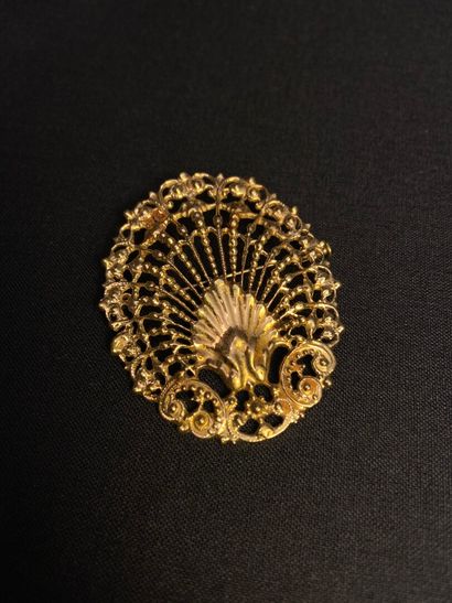 null Brooch in yellow gold 750 thousandths openwork decorated with staples and small...