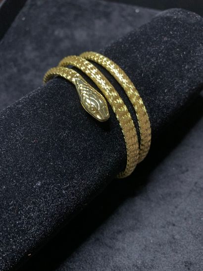 null Flexible bracelet in yellow gold 750 thousandth braided with decoration of windings...