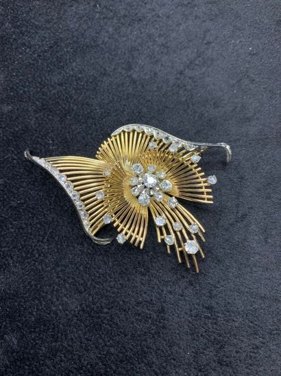 null Brooch in yellow gold 750 thousandths and platinum 850 thousandths with decoration...