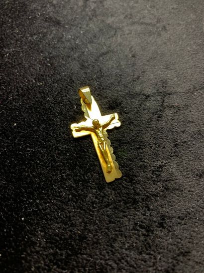  Pendentif croix en or jaune 750 millièmes uni et amati. 
Hauteur : 4,2 cm 
Poids...