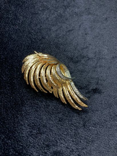 null Brooch in yellow gold 750 thousandths engraved representing feathers, decorated...