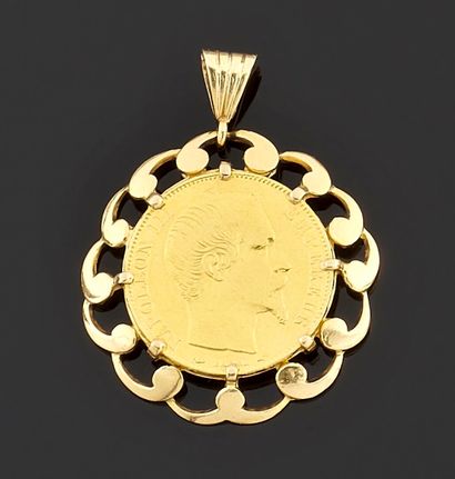 null Pendant in yellow gold 750 thousandths decorated in the center of a gold coin...