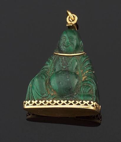 null Pendant in yellow gold 750 thousandths decorated with a Buddha in engraved malachite.

(Scratches).

Height:...