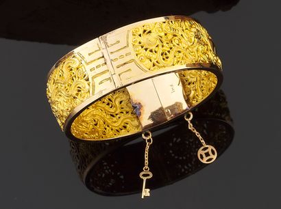 null Rigid and opening bracelet in yellow gold 750 thousandth engraved and opened...