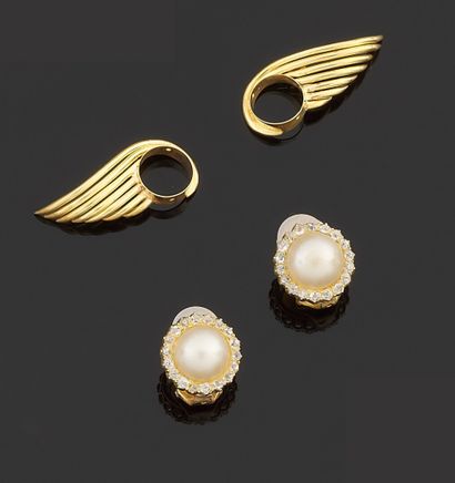 null Paire de boucles d'oreilles en or jaune 750 millièmes, chacune ornée d'une perle...