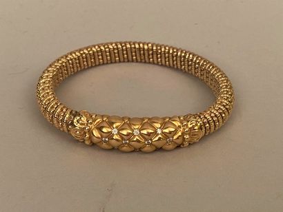 null Bracelet rigide ouvrant en or jaune 585 millièmes gravé à décor de godrons,...