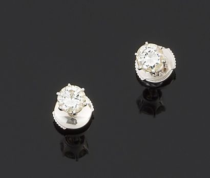 null Pair of ear studs in white gold 750 thousandth, each one decorated with a round...