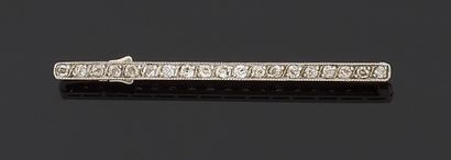 null Broche barrette en or gris 750 millièmes ornée d'une ligne de diamants ronds...