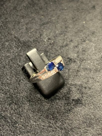 null Bague "toi & moi" en or gris 750 millièmes ornée au centre de deux saphirs de...