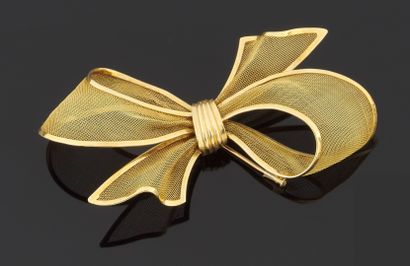 null Brooch in yellow gold 750 thousandths representing a node in tulle, the center...