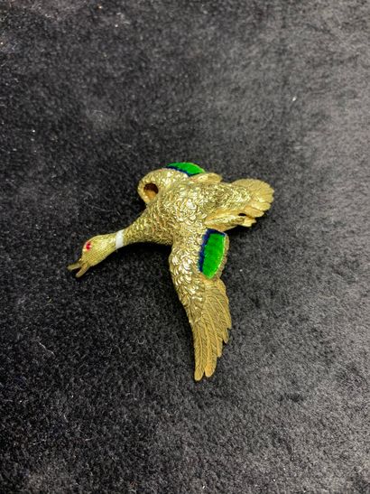 null Yellow gold lapel clip 750 thousandths engraved with a duck in flight, the wings...