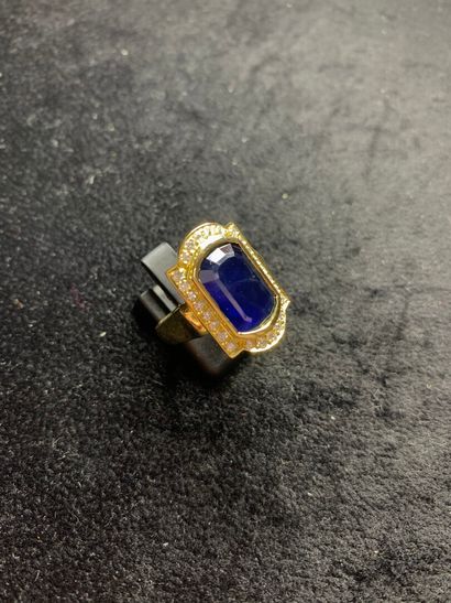 null Yellow gold ring 750 thousandths decorated in the center of a sapphire in a...