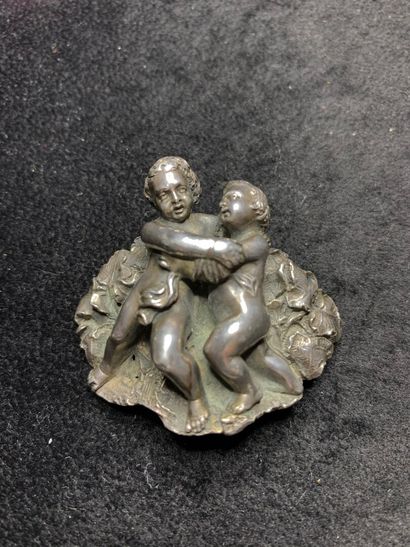 null Broche en argent 925 millièmes figurant deux amours dans un décor feuillagé.

(Transformations,...