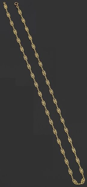 Articulated long necklace in yellow gold 750 thousandths, the links of oval shape...