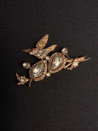 null Brooch in yellow gold 585 thousandths representing a bird connected, the mobile...