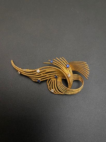 null Clip of lapel in yellow gold 750 thousandths with decoration of knot and gold...