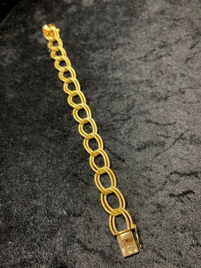 null Bracelet articulé en or jaune 750 millièmes, les maillons doubles gravés à décor...