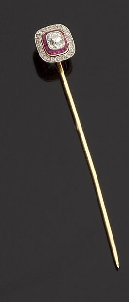 null Tie-pin in yellow gold 750 thousandth, the end decorated with a cushion diamond...