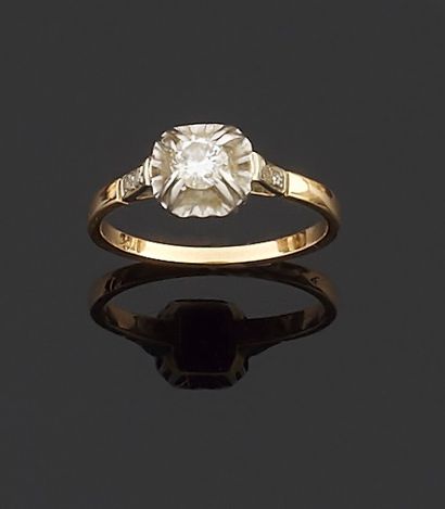 null Bague en or jaune 750 millièmes et platine 850 millièmes ornée au centre d'un...