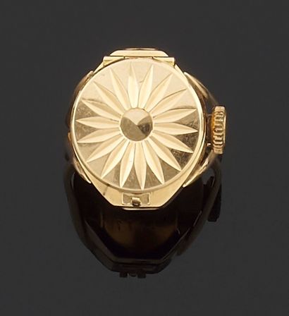 null Yellow gold ring 750 thousandths, the center with decoration of flower hiding...