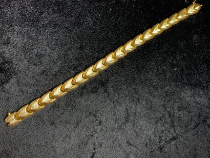 null Bracelet articulé en or jaune 750 millièmes, les maillons à décor de palmettes,...