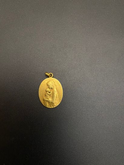 null Médaille de forme ovale en or jaune 750 millièmes figurant la Vierge à l'Enfant,...