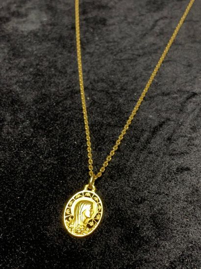 null Necklace articulated in yellow gold 750 thousandths holding in pendant a medal...