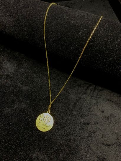 null Necklace articulated in yellow gold 750 thousandths holding in pendant a medal...