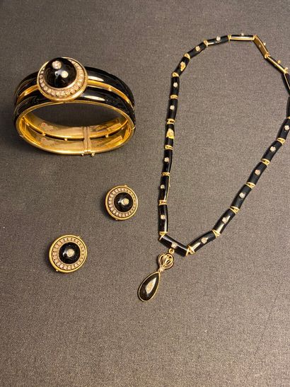 null Set in yellow gold 750 thousandths enamelled black and decorated with diamonds...