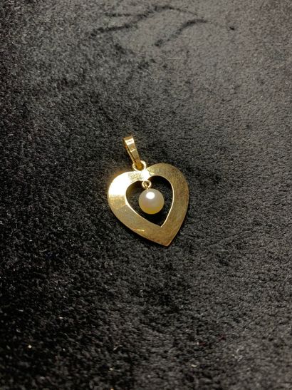 null Pendant in yellow gold 750 thousandths openwork representing a heart, the center...