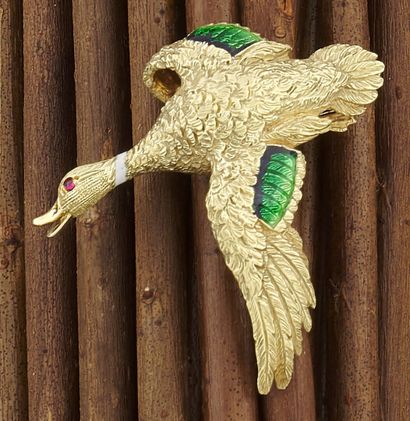 null Yellow gold lapel clip 750 thousandths engraved with a duck in flight, the wings...