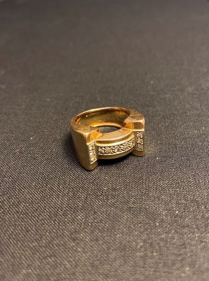 null Ring in yellow gold 750 thousandths and platinum 850 thousandths, the center...